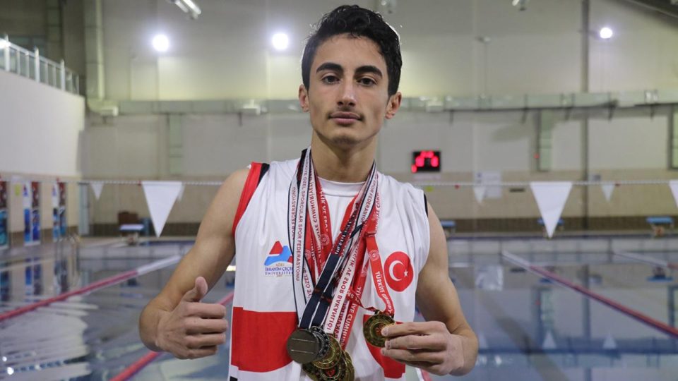 Ağrılı özel sporcu Furkan milli forma hayaliyle kulaç atıyor