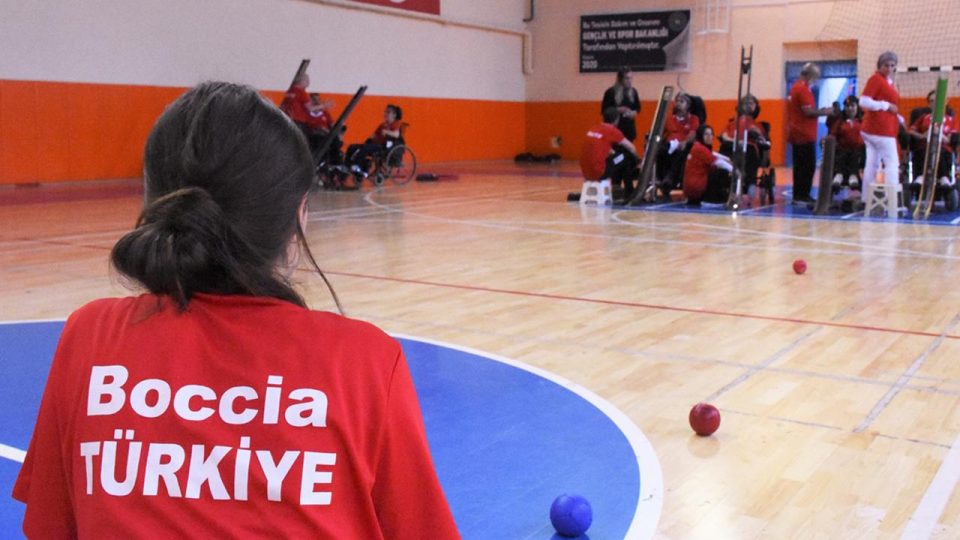 Engellerini “boccia”yla aşıyorlar