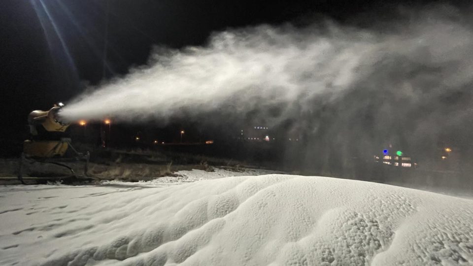 Erciyes’te kayak pistlerine suni kar yağdırılıyor