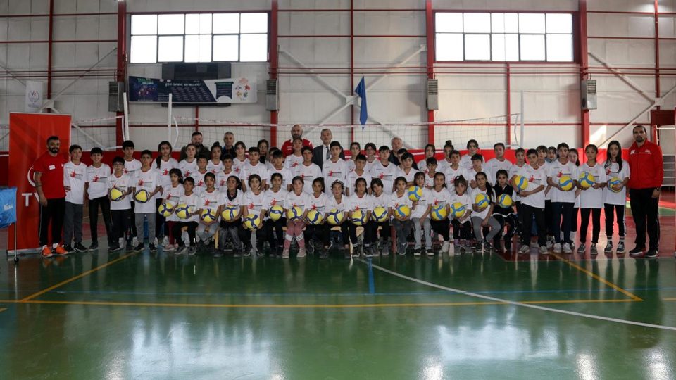 Fabrika Voleybol’un yeni okulu Van’da açıldı