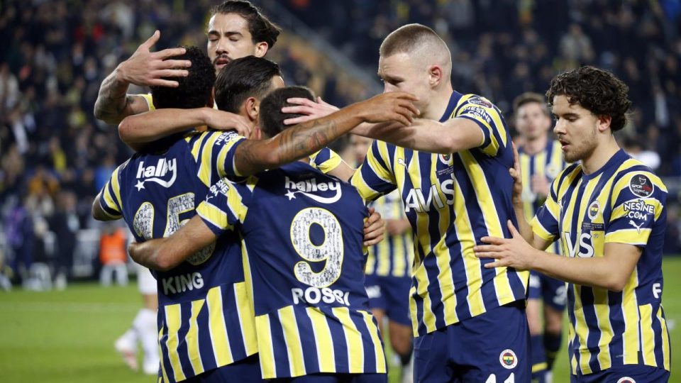 Fenerbahçe golcüleriyle gülüyor